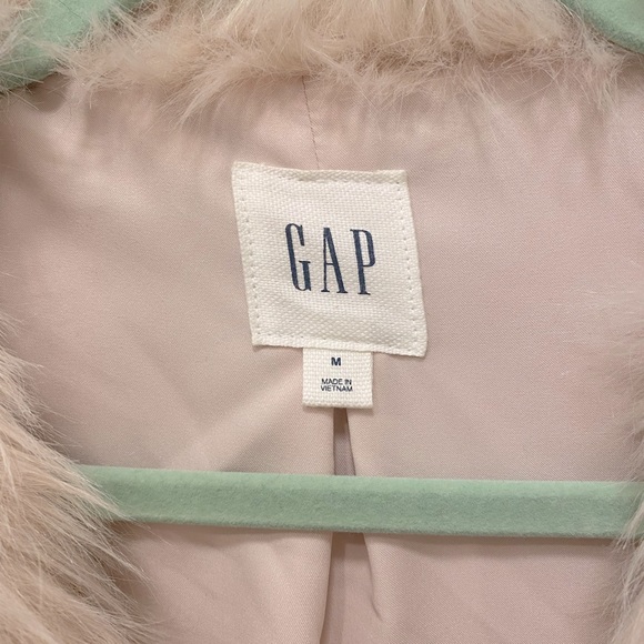 ✨MAKE AN OFFER✨ GORGEOUS Champaign Color GAP FAUX FUR VEST - Picture 3 of 4